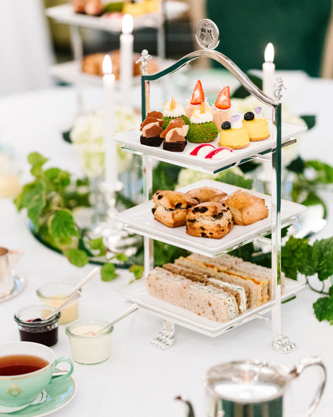 Saftige scones med krem og hjemmelaget syltetøy servert på fat