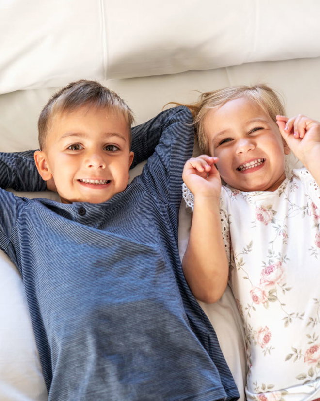 Barn som smiler på hotellrom