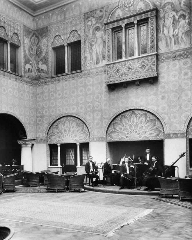 Musikere klare for konsert i Den Mauriske Hall i 1920.